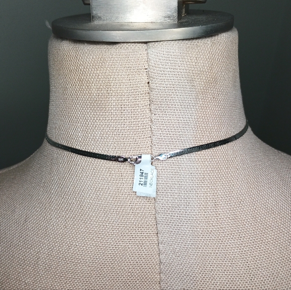 .925 Sterling Silver V-shaped Flat Herringbone Choker Necklace - Picture 2 of 3